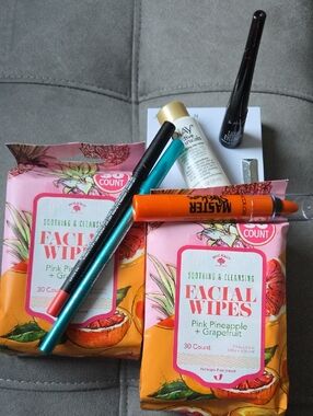 (2) Bolero Facial Wipes - Pink Pineapple + Grapefruit. NIP.